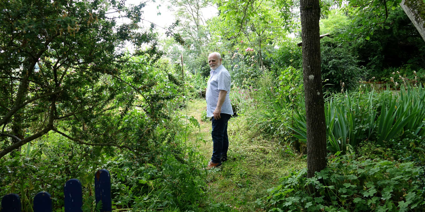 Fernand Béron dans son jardin © Philippe Rivière